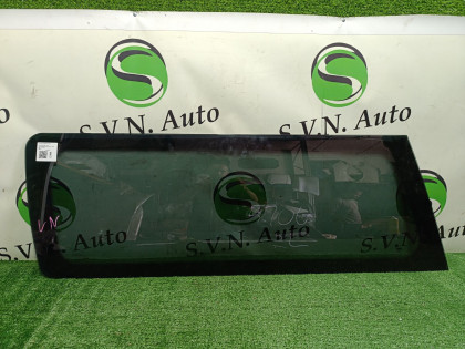 Стекло багажника левое DR