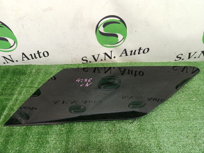 Стекло багажника правое 