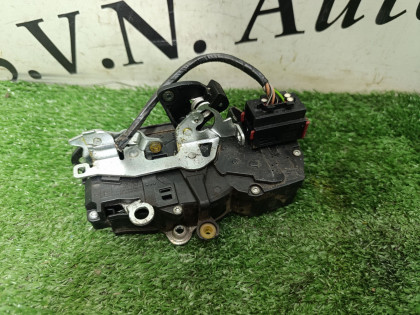 Замок двери передней левой 