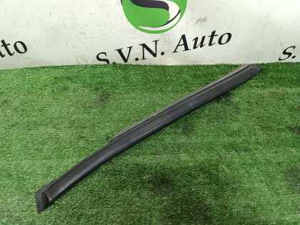 Молдинг лобового стекла правый GMT360