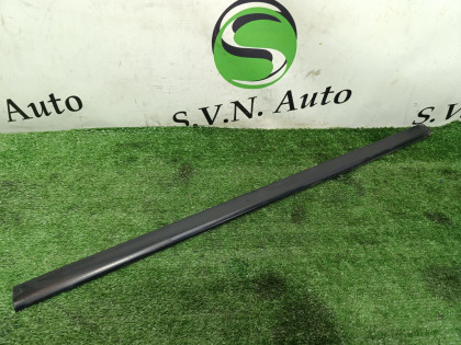 Молдинг стекла двери передний левый GMT360