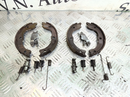 Колодки стояночного тормоза комплект на две стороны T30