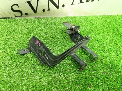 Кронштейн противотуманной фары левый RB1