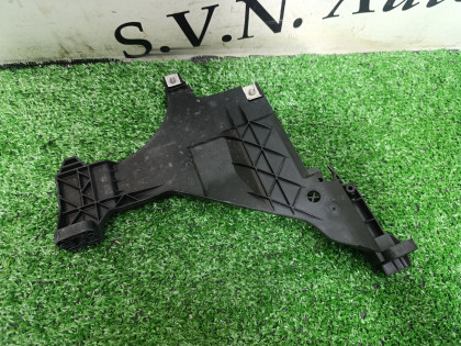 Кронштейн фары левый 8K2