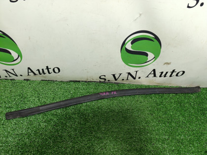 Уплотнитель двери (нижний) передний, правый TCR10