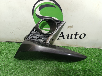 Ободок противотуманной фары правый ZWA10