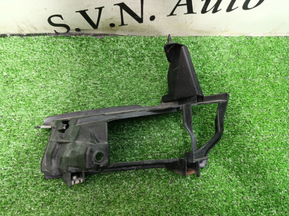 Кронштейн противотуманной фары правый ACM21