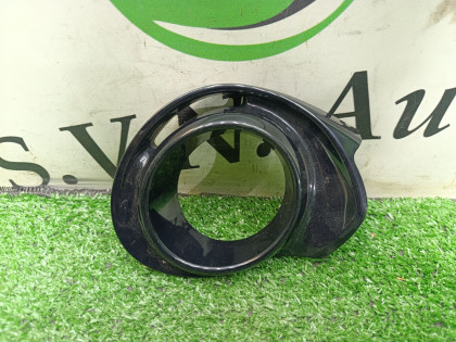 Накладка противотуманной фары правая NHP10