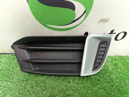 Накладка противотуманной фары правая 8VCXS