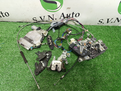 Замок двери задней правой ACR30