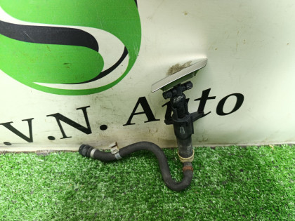 Форсунка омывателя фары левая UVF46