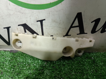 Кронштейн переднего бампера правый PNE52