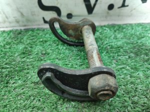 Болт регулировочный (правый) HUMMER H3 2007