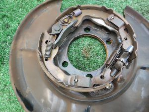 Щиток тормозного диска задний левый NISSAN X-TRAIL DNT31 2010