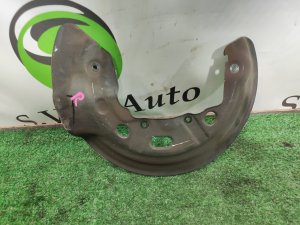 Щиток тормозного диска передний правый AUDI A8