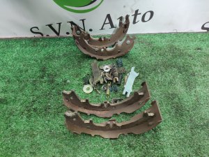 Колодки стояночного тормоза комплект на две стороны TOYOTA ALPHARD MNH15 2004