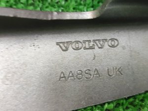 Петля капота правая VOLVO XC70 OEM 31385811, 30649516 УНИВЕСАЛ 2008