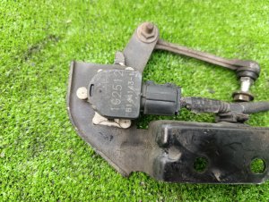 Датчик высоты дорожного просвета (передний) MITSUBISHI PAJERO OEM MU000310 V88W 2011