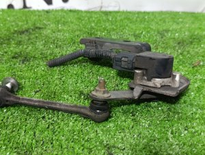 Датчик высоты дорожного просвета (передний) MITSUBISHI PAJERO OEM MU000310 V88W 2011