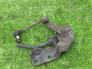Датчик высоты дорожного просвета (передний) MITSUBISHI PAJERO OEM MU000310 V88W 2011