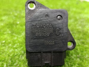 Датчик массового расхода воздуха TOYOTA ISIS OEM 22204-22010 ZNM10 2005